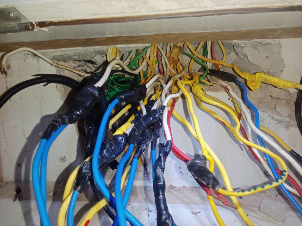 สายไฟรอติดตั้งเข้าตู้คอนซูมเมอร์