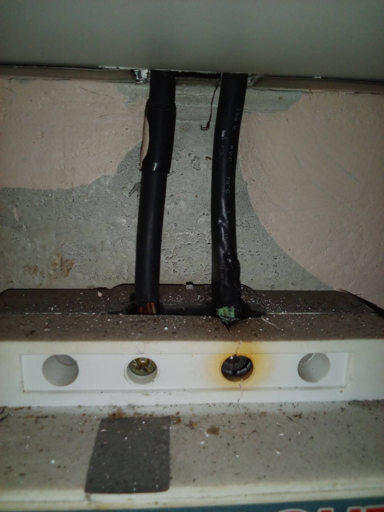 พบสายไฟไหม้บริเวณจุดต่อเข้ากับ SAFE-T-CUT สาเหตุอาจเกิดจากการต่อสายไม่แน่นหรือกระแสเกิน