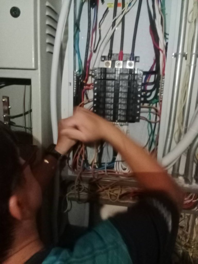 ซ่อมไฟตู้โหลดเซ็นเตอร์