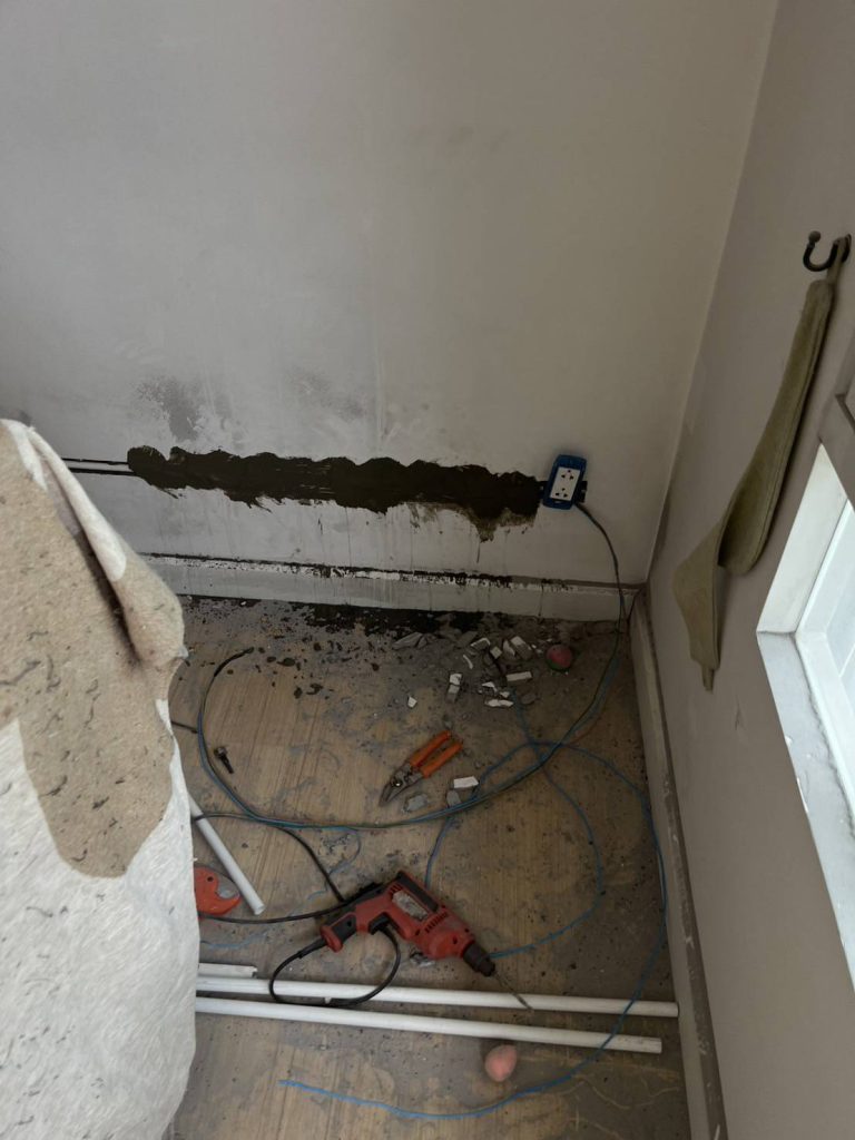 กรีดผนังฝังสายไฟ