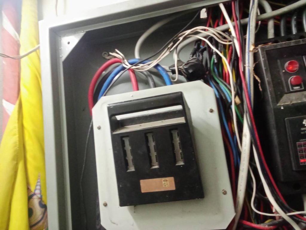 คัทเอาท์ไฟสามเฟส