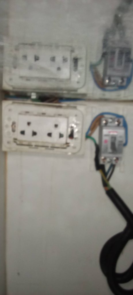 ปลั๊กไฟและเบรกเกอร์