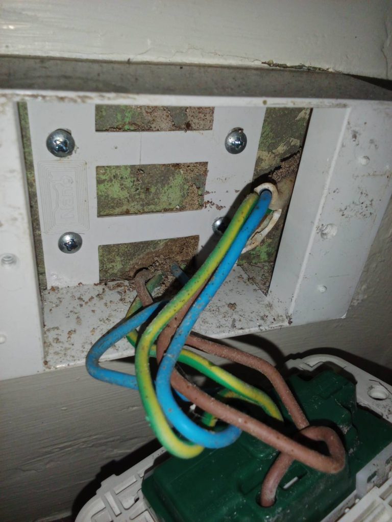 รื้อปลั๊กเช็กสายไฟ