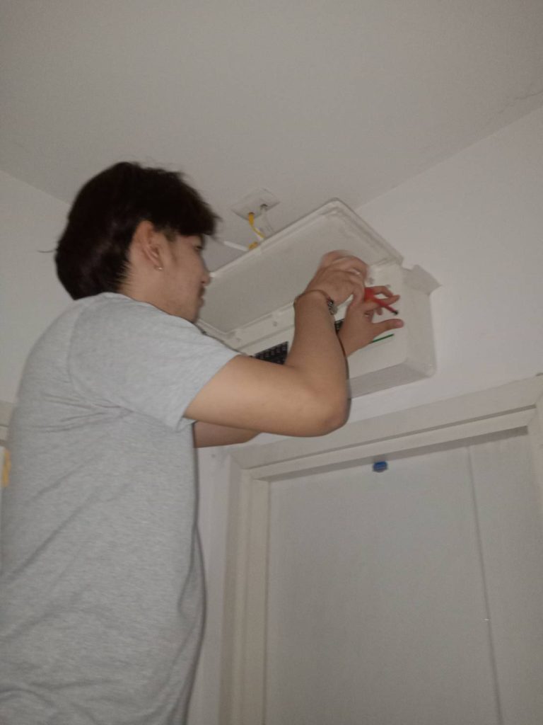 ช่างไฟฟ้าตรวจเช็กตู้คอนซูมเมอร์