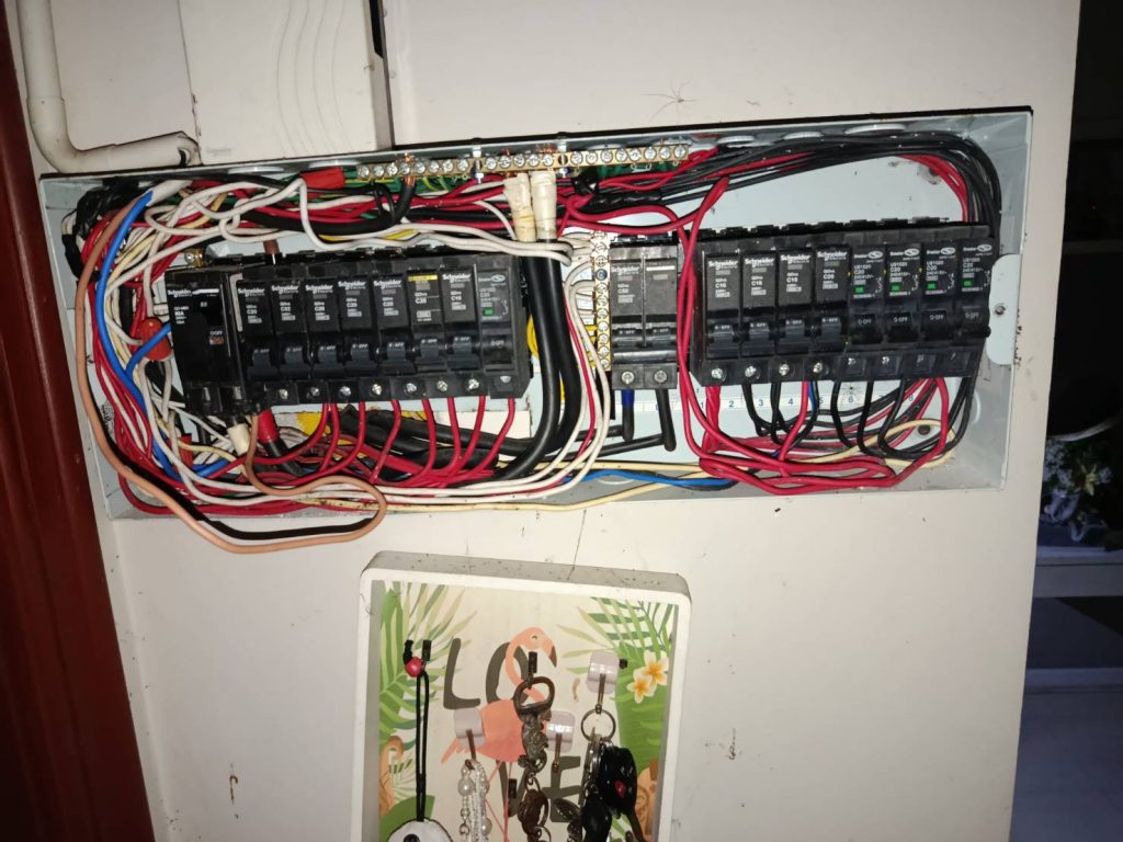 ช่างไฟฟ้าตรวจเช็กตู้คอนซูมเมอร์