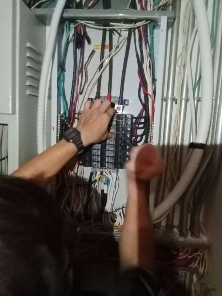 ซ่อมไฟตู้โหลดเซ็นเตอร์