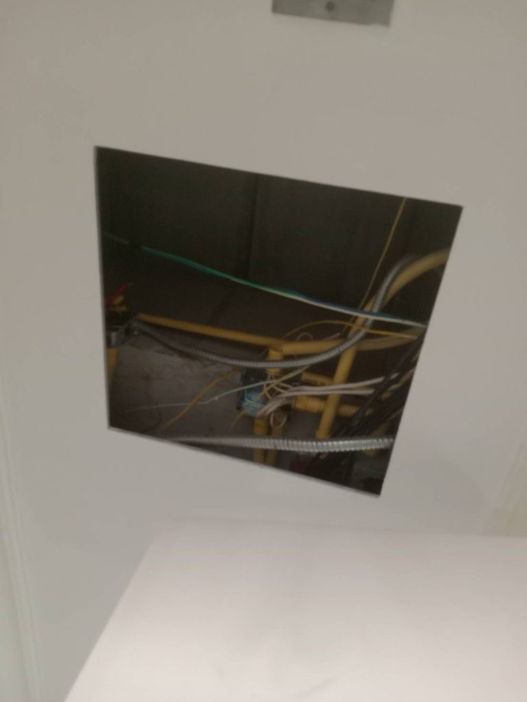 เปิดช่องเซอร์วิตตรวจเช็กสายไฟบนฝ้า