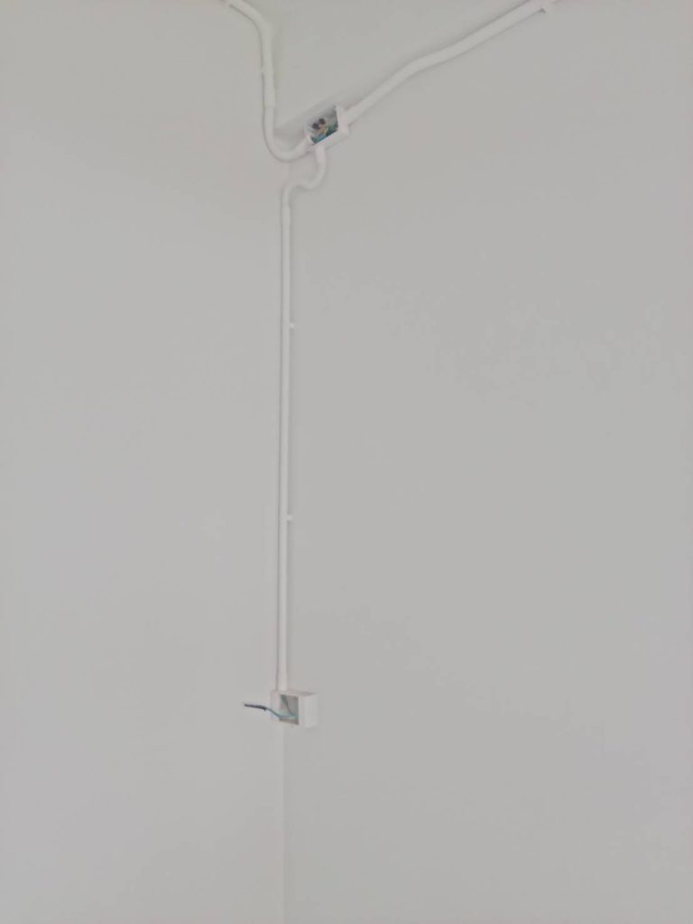 แนวท่อและกล่องพักสายไฟ