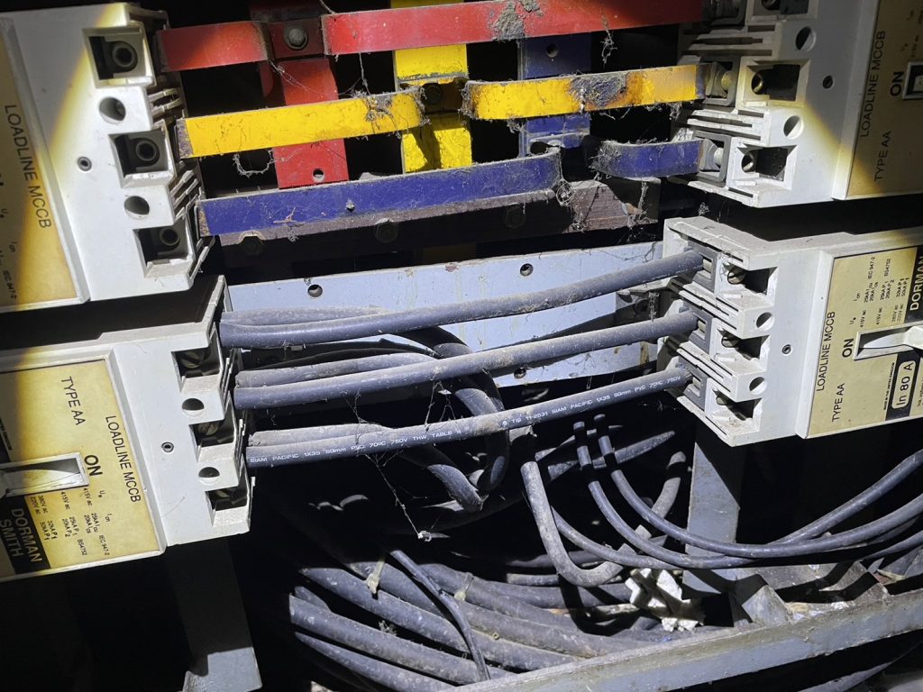 สายไฟในตู้เมนไฟฟ้า