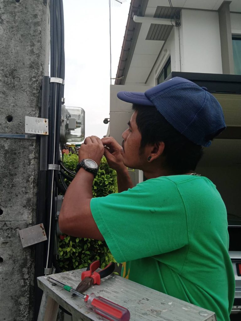 ช่างกำลังขันขั้วสายไฟที่มิเตอร์ไฟฟ้า