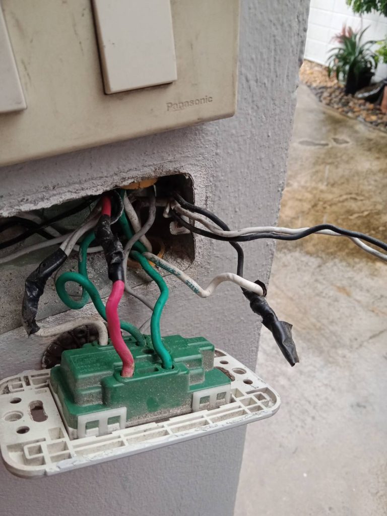 รื้อปลั๊กเช็กสายไฟ