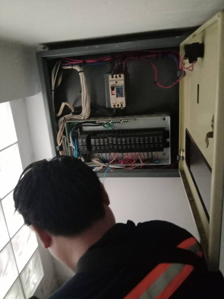 ตรวจเช็กตู้ไฟ