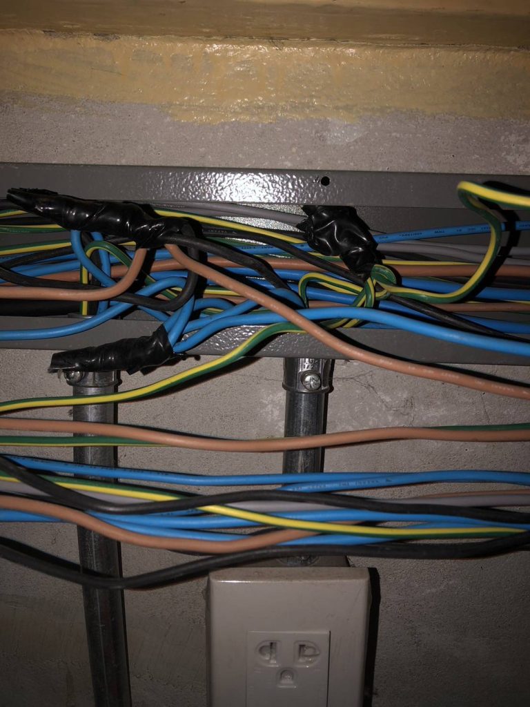 สายไฟในรางสายไฟ