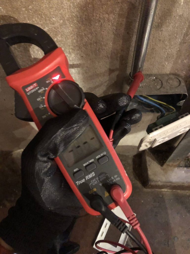 วัดไฟปลั๊ก