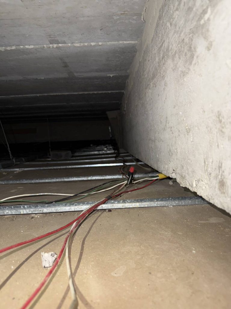 แนวสายไฟบนฝ้า