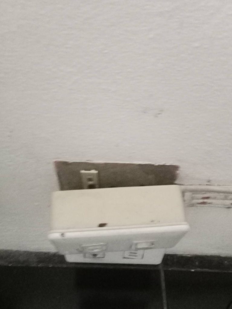 ปลั๊กไฟชำรุด