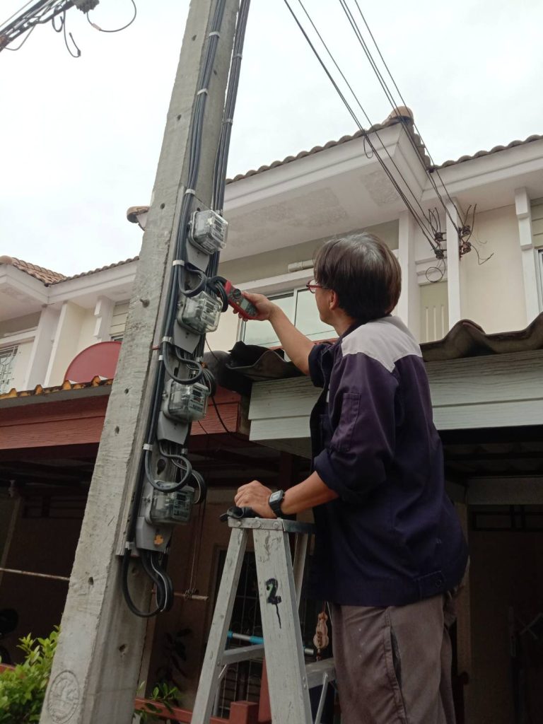 คล้องคลิปแอมป์วัดไฟ