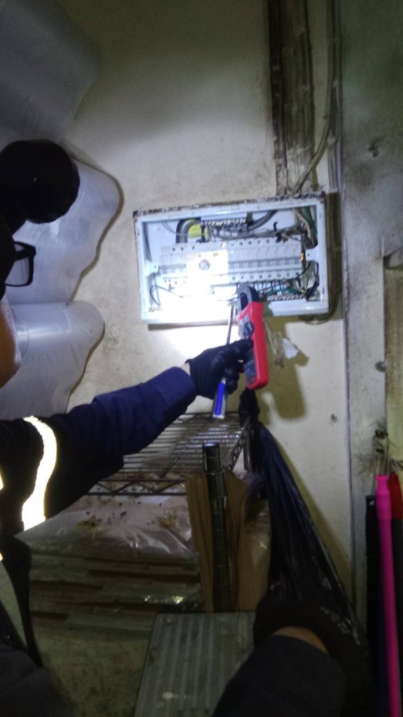 ตรวจเช็กการจ่ายไฟของตู้เบรกเกอร์