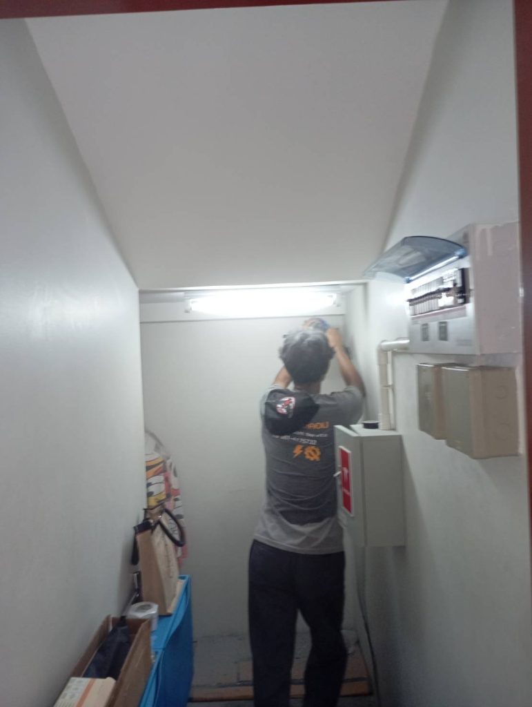 เจาะผนังเดินสายไฟ