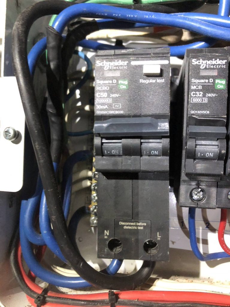 เมนเบรกเกอร์