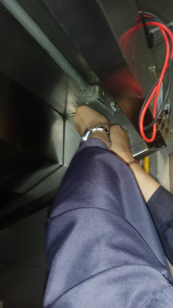 เช็กสายไฟในกล่องพักสายไฟ