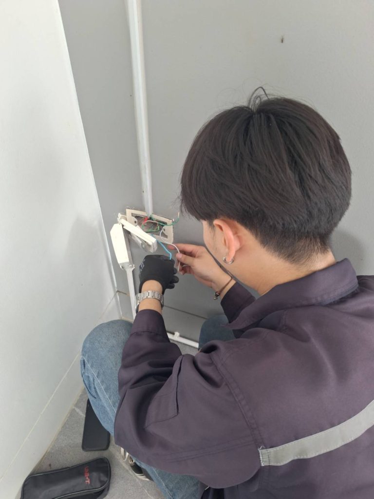 รื้อปลั๊กซ่อมสายไฟ