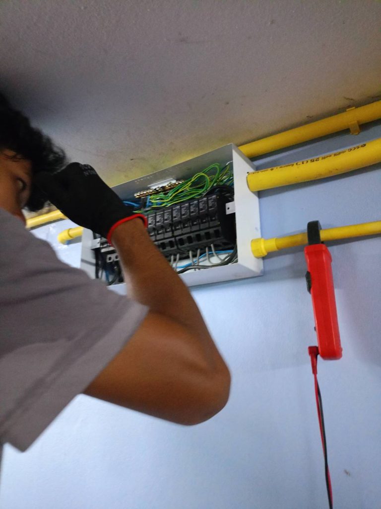 ซ่อมไฟหน้าตู้