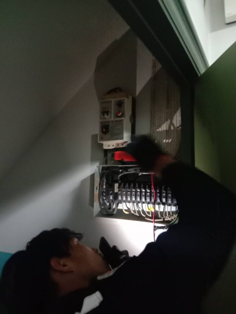 ช่างไฟฟ้าตรวจเช็กตู้คอนซูมเมอร์