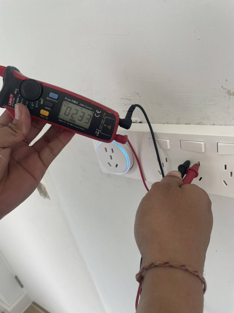 ตรวจเช็กปลั๊กไฟ