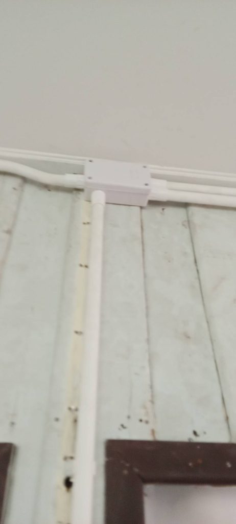 แนวท่อและกล่องพักสายไฟ