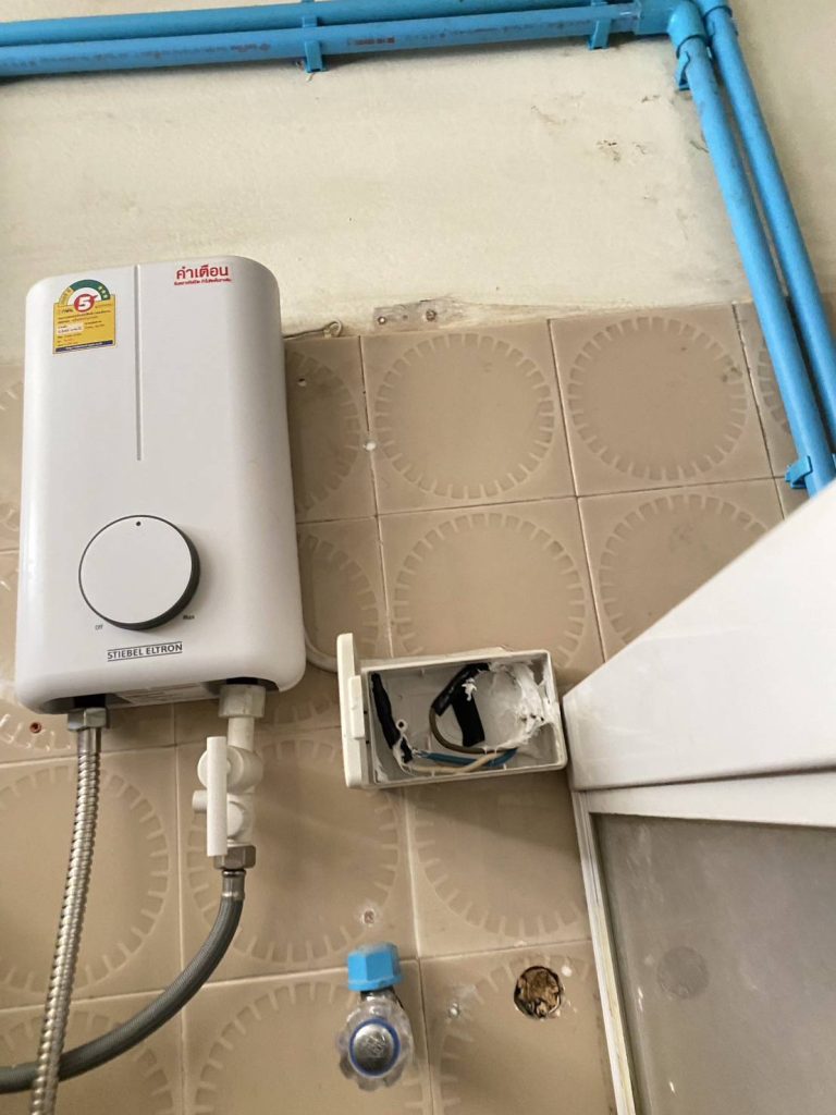 เครื่องทำน้ำอุ่นและกล่องกันน้ำ