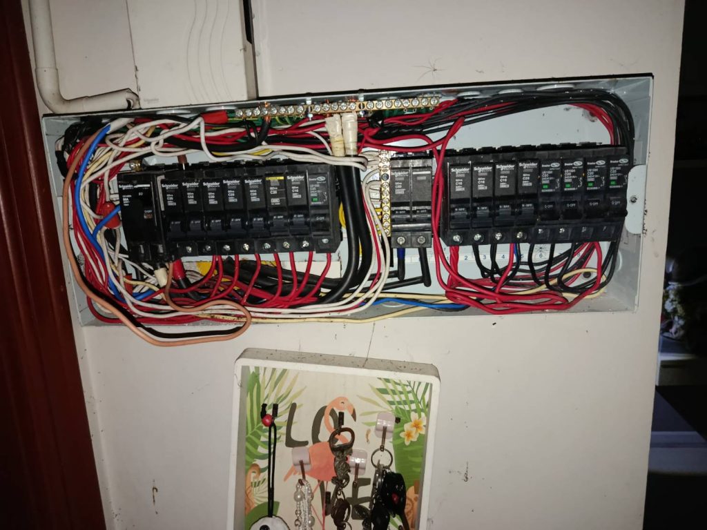 ช่างไฟฟ้าตรวจเช็กตู้คอนซูมเมอร์