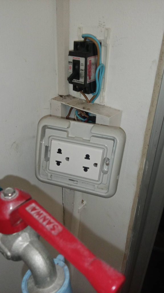 รื้อปลั๊กตรวจเช็กสายไฟ