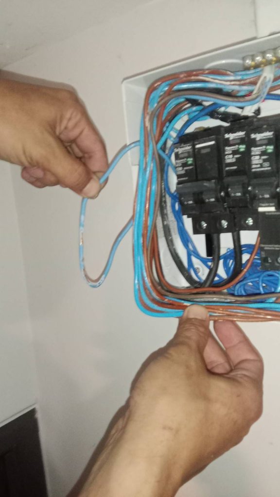 ตรวจเช็กสายไฟในตู้คอนซูมเมอร์