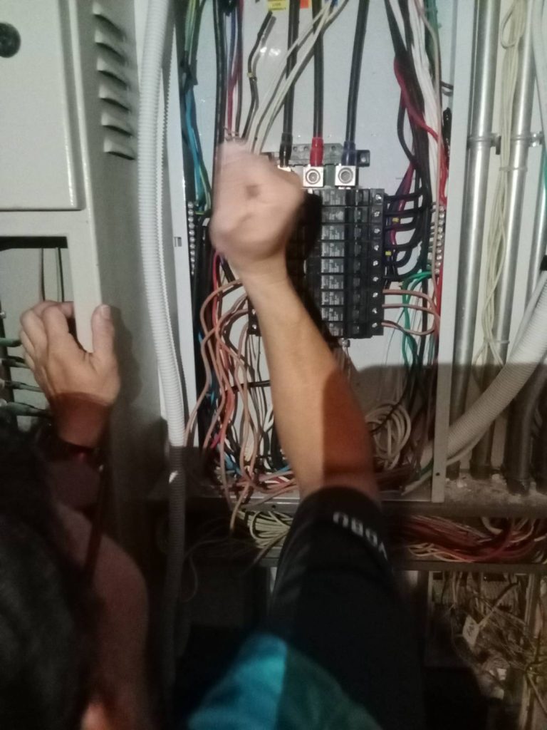 ซ่อมไฟตู้โหลดเซ็นเตอร์