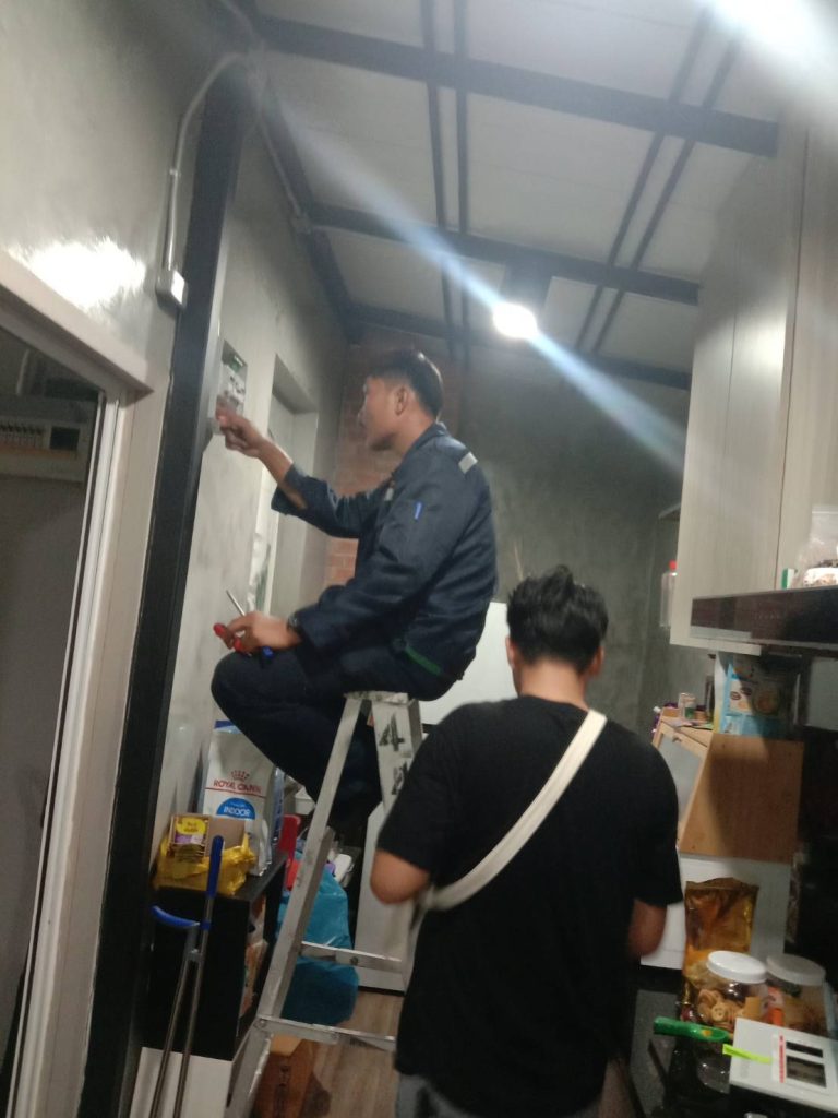 ช่างไฟฟ้าตรวจเช็กหน้างาน