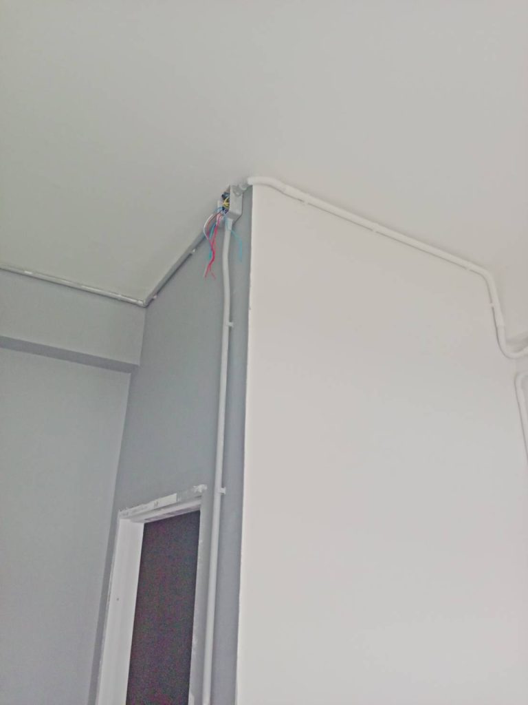 แนวท่อและกล่องพักสายไฟ