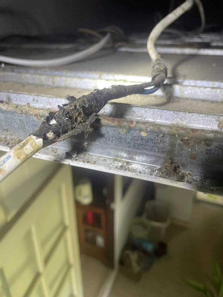 สายไฟมีรอยชำรุด