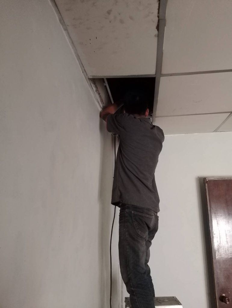 เปิดฝ้าเดินท่อร้อยสาย