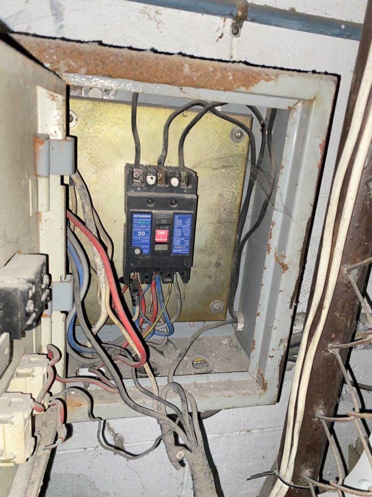 เมนเบรกเกอร์