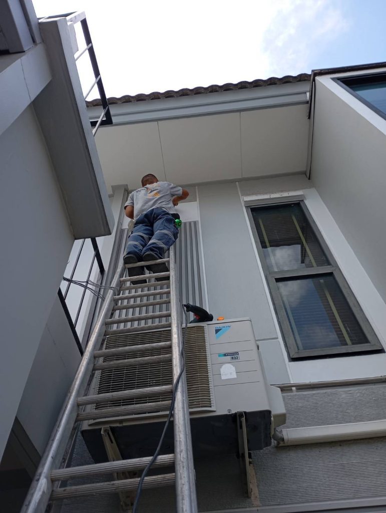 ปีนบันได้เตรียมดึงสายเมน