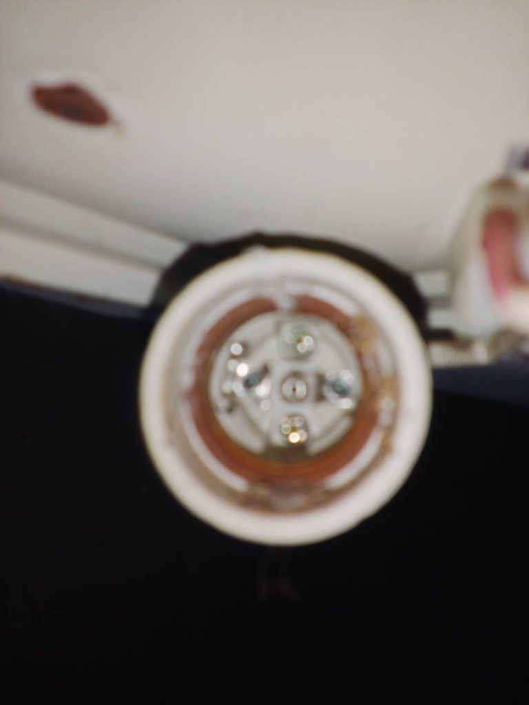 ขั้วหลอดไฟ