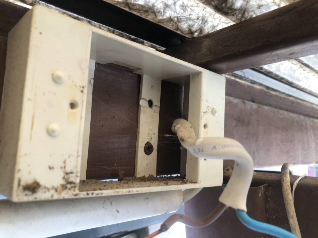 รื้อปลั๊กเช็กสายไฟ