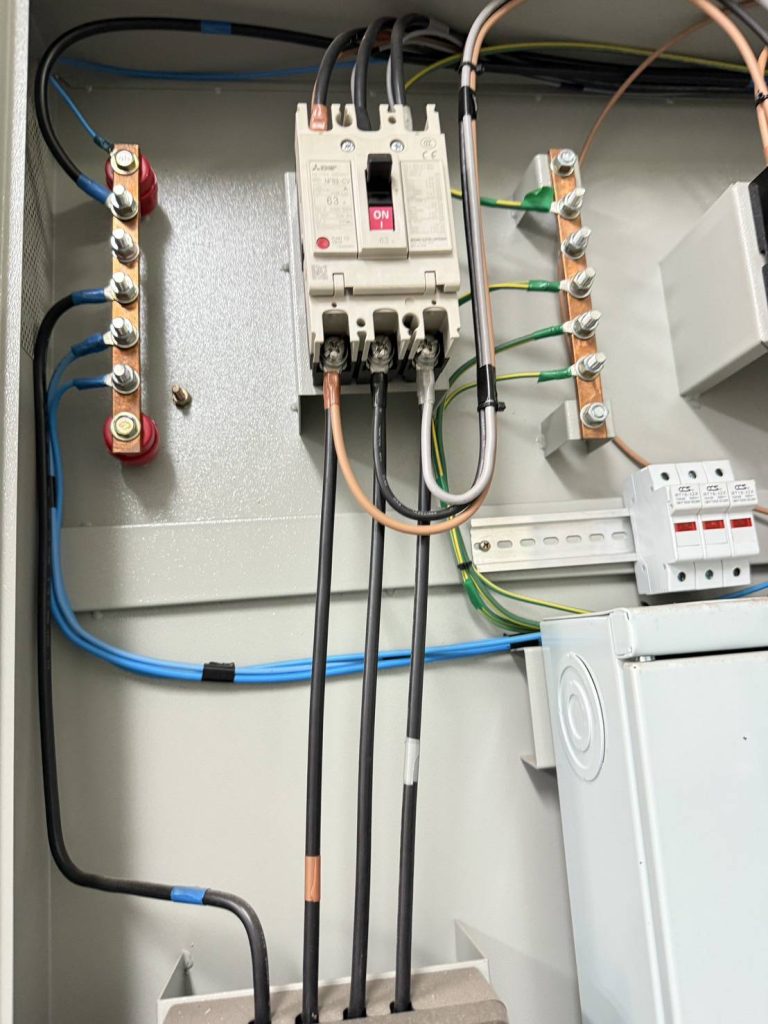 เมนเบรกเกอร์