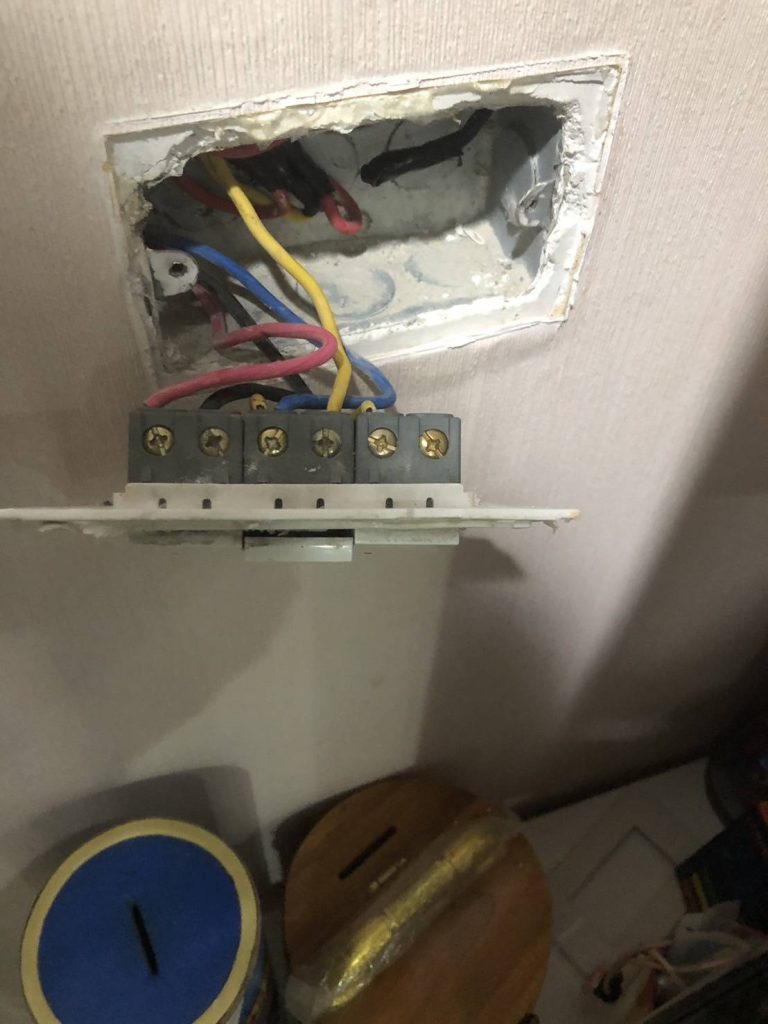 รื้อปลั๊กเช็กสายไฟ