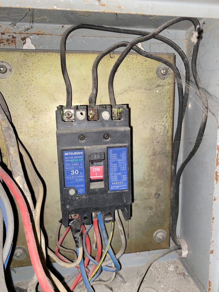 เมนเบรกเกอร์