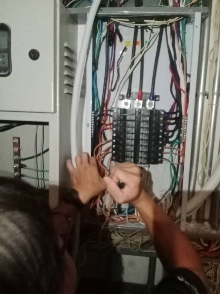 ซ่อมไฟตู้โหลดเซ็นเตอร์