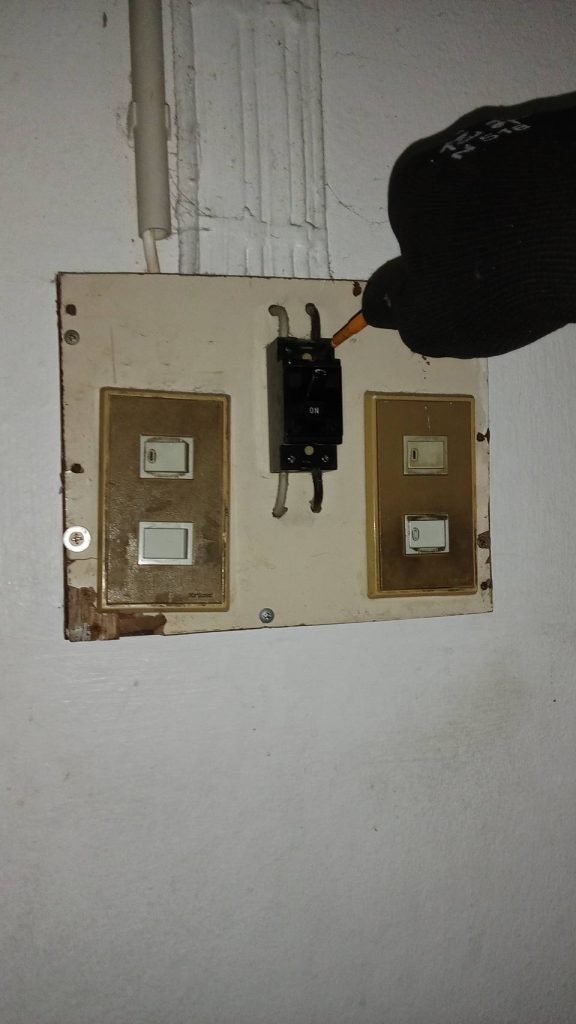 ตรวจเช็กเบรกเกอร์