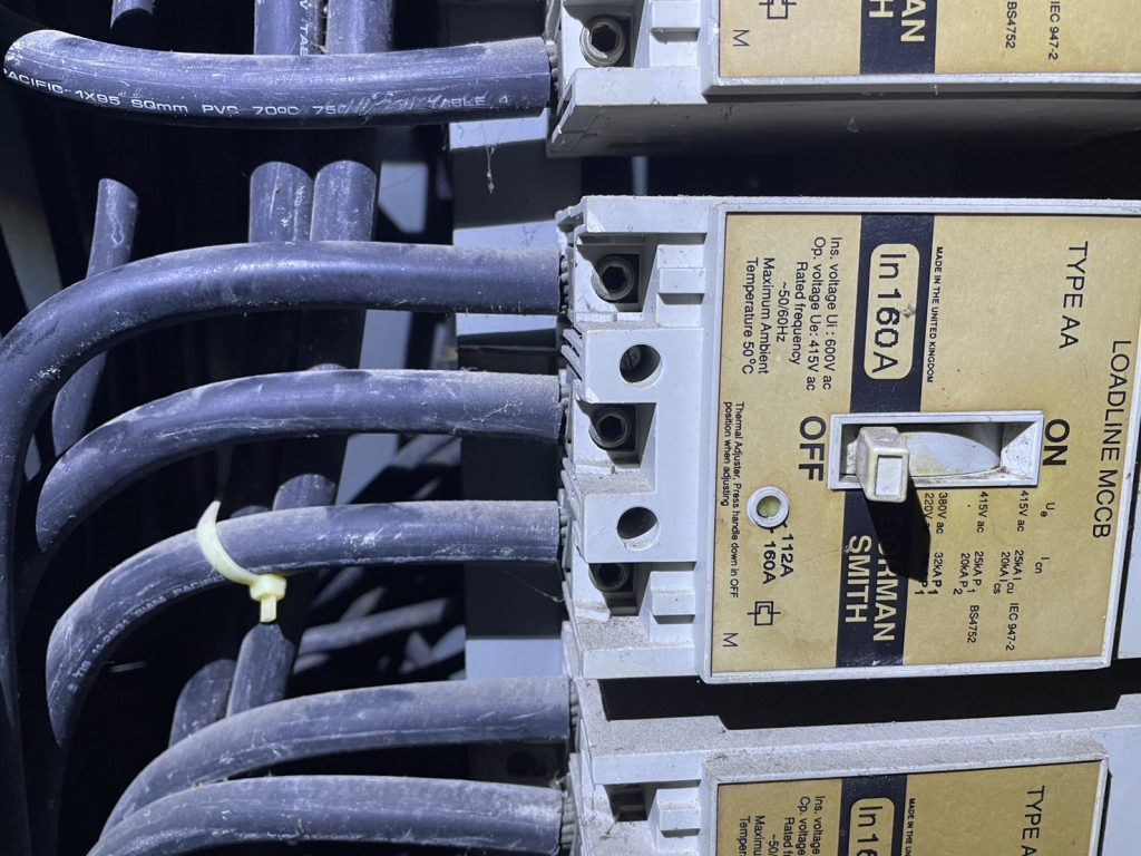 สายไฟในตู้เมนไฟฟ้า