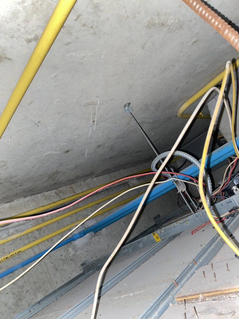 แนวท่อสายไฟบนฝ้า